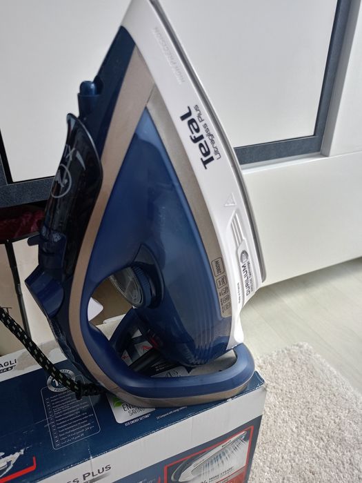 Vând fier de calcat Tefal UltraGliss  produs de calitate superioara nou nouț