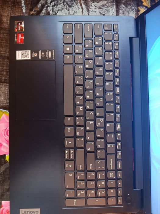 Lenovo IdeaPad 3 / AMD Ryzen 7 5825U / DDR 4 8GB / SSD 256GB / FHD 15.