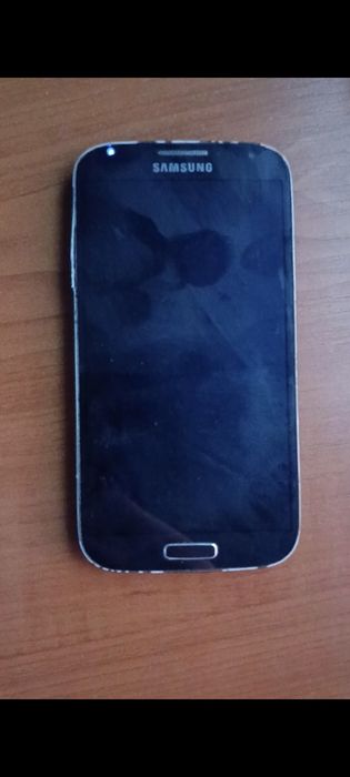 Telefon Samsung S4 mini  pentru piese scăpat în apă nu se aprinde ecranul plus o baterie nouă și o folie pentru ecran