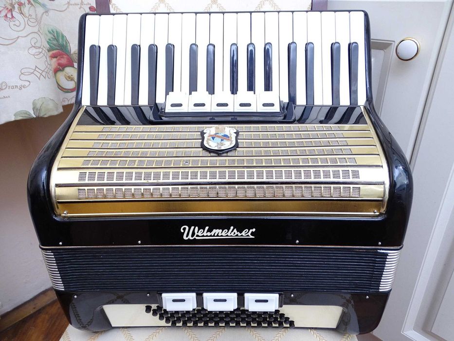 Много запазен стар акордеон Велтмайстер 60 баса