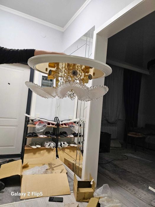 Продается новая люстра