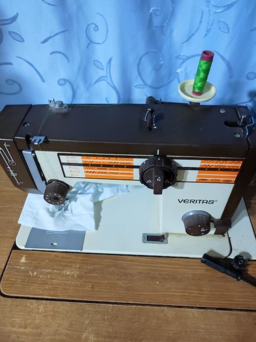Продам швейную машинку ВЕРИТАС, в почти в отличном состоянии и Оверлок