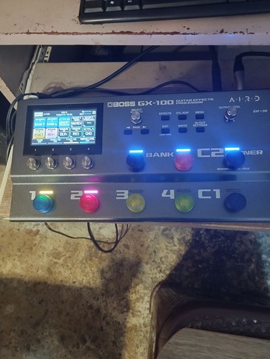 Продавам китарен процесор Boss gx100