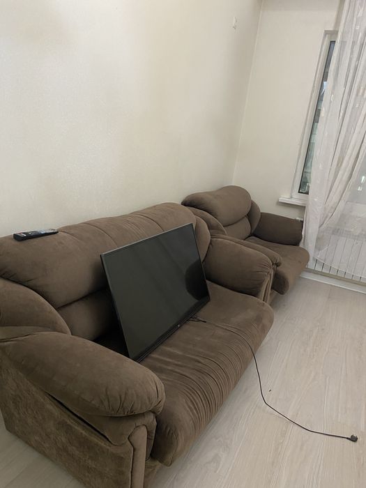 Диван для зала коричневый