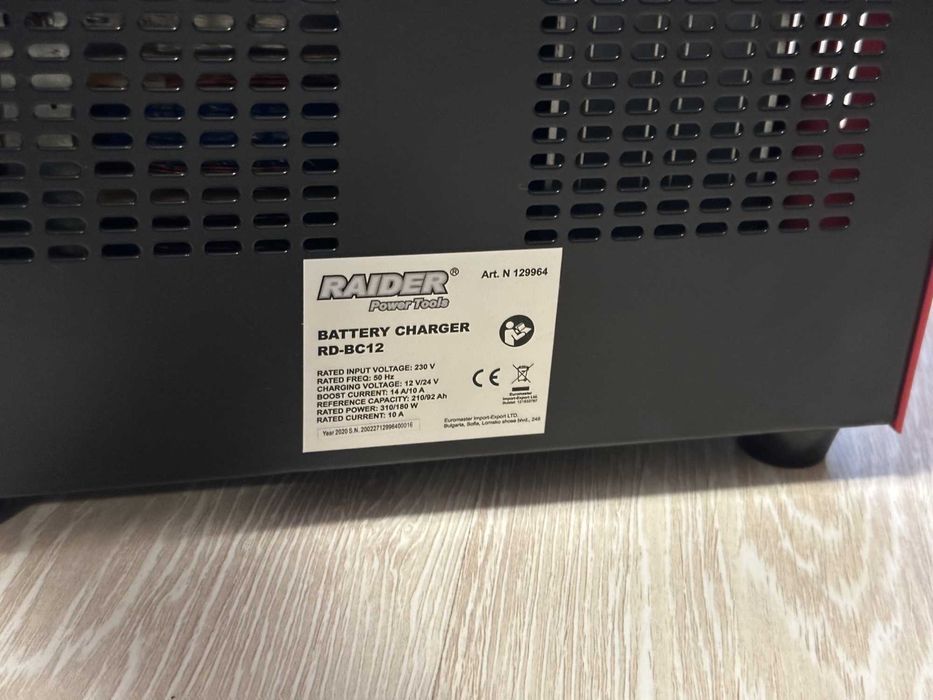 Зарядно за аĸумулатори Raider RD-BC12 (12V/24V, фунĸция BOOST)