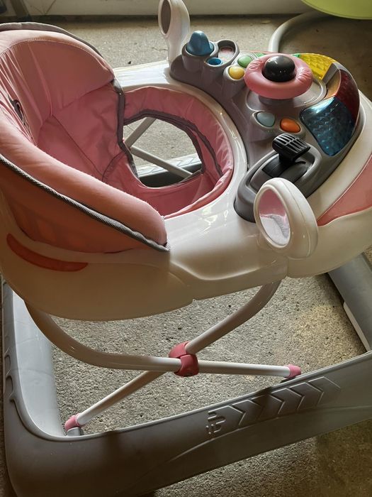 Люлка шезлонг за бебе и проходилка.