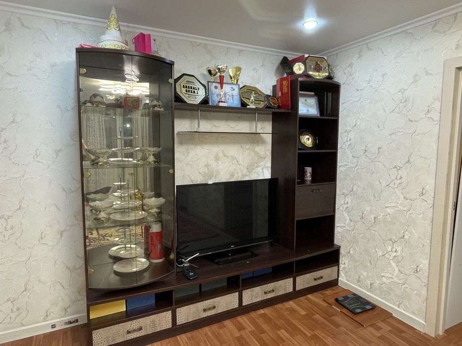 Удобный и вместительный шкаф в гостиную