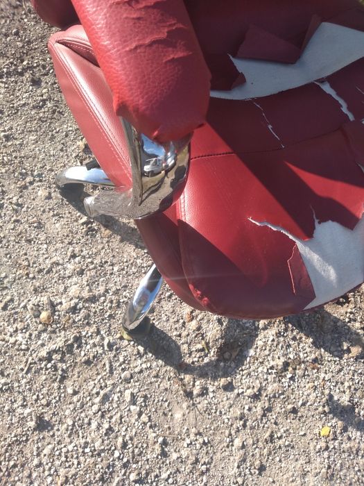 Голям удобен офис стол за претапицирание .