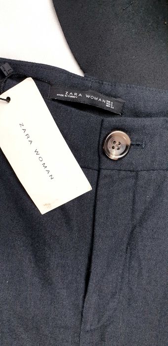 Pantaloni ZARA cu etichetă