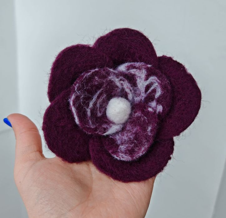 Broșe Handmade din Lână Împâslită – Modele Unice și Delicate