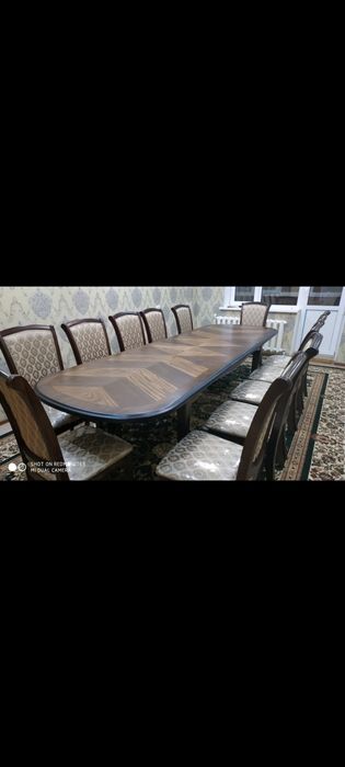 Продается стол со стульями.