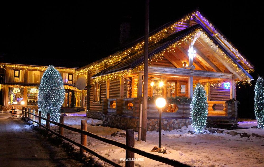 Новогоднее оформление фасадов зданий, дворов.