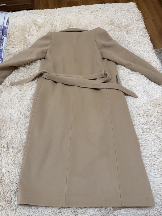 Дълго право кафяво палто