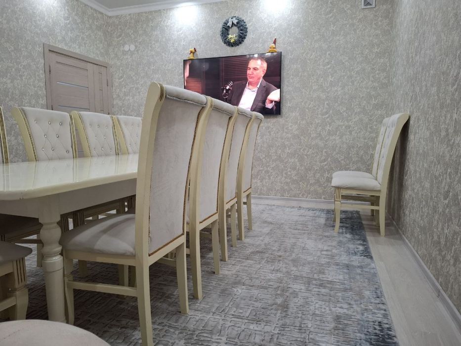 Стол со стульями для гостиной