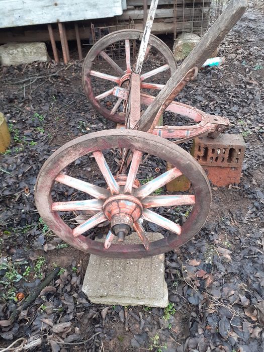 Заден мост от дървена каруца с колела за направа на оръдие