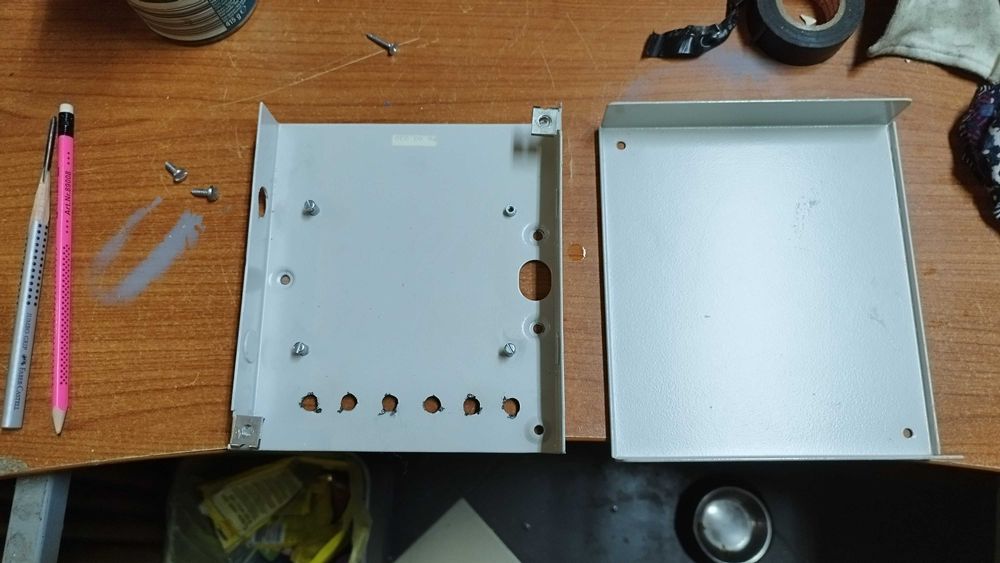 Кутия метална за кабели или комуникации 16/18/3см бяла