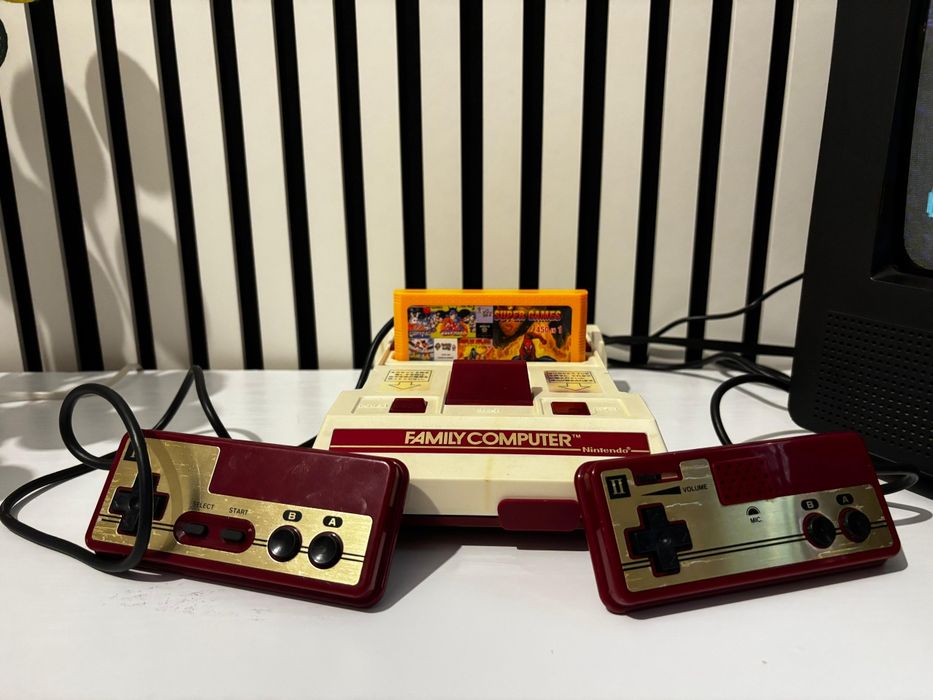 Consolă Retro Nintendo Famicom (Japonia) + 2 Controllere + Casetă 450 in 1 + Alimentator EU
