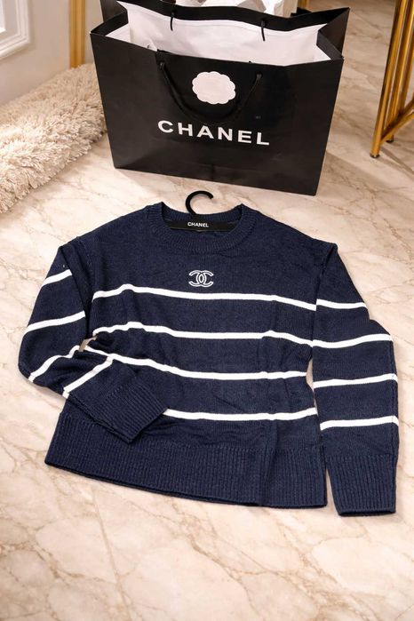 тъмно син пуловер шанел фина плетка мек с бяло райе блуза chanel зимна