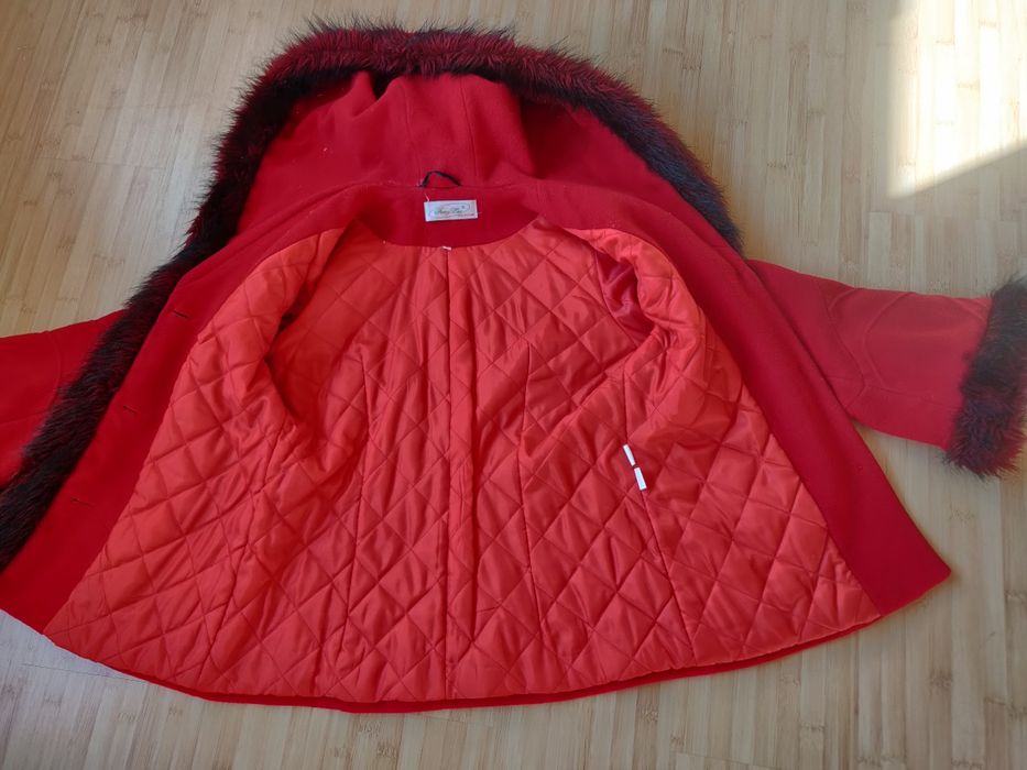 Scurtă roșie lână cu glugă marimea 42