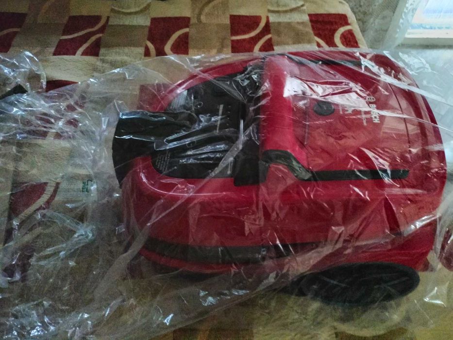 Продавам прахосмукачка Bosch BWD421PET
