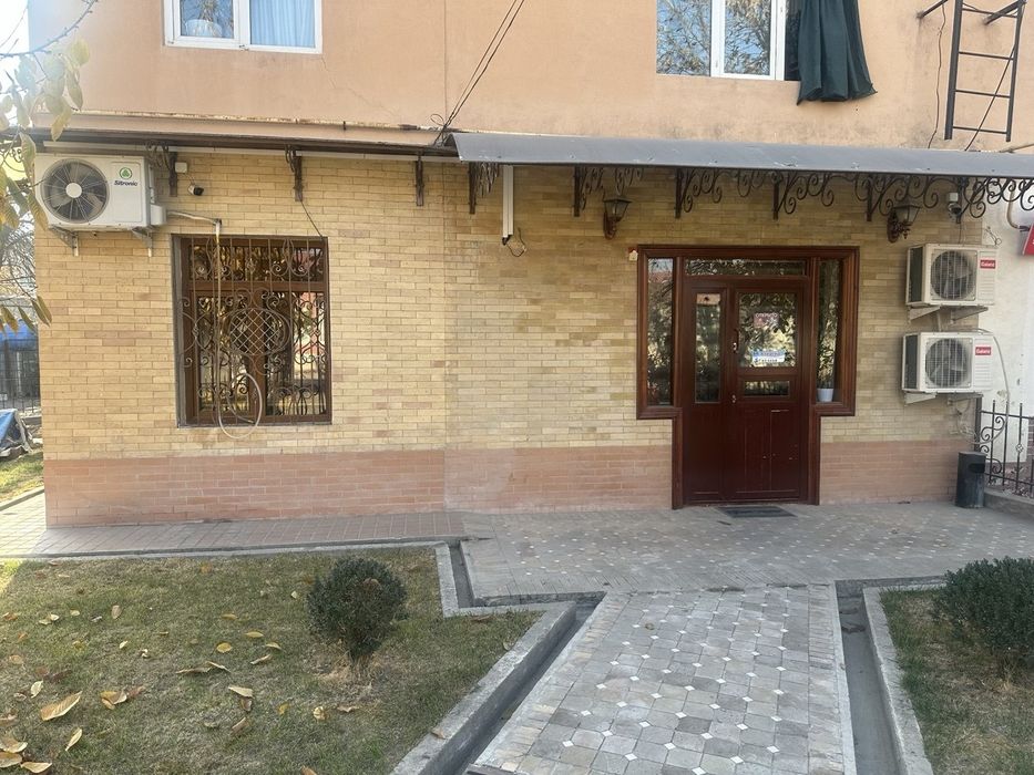 Нотурар бино сотилади 70м2 ва олдида2сотих боги бор а