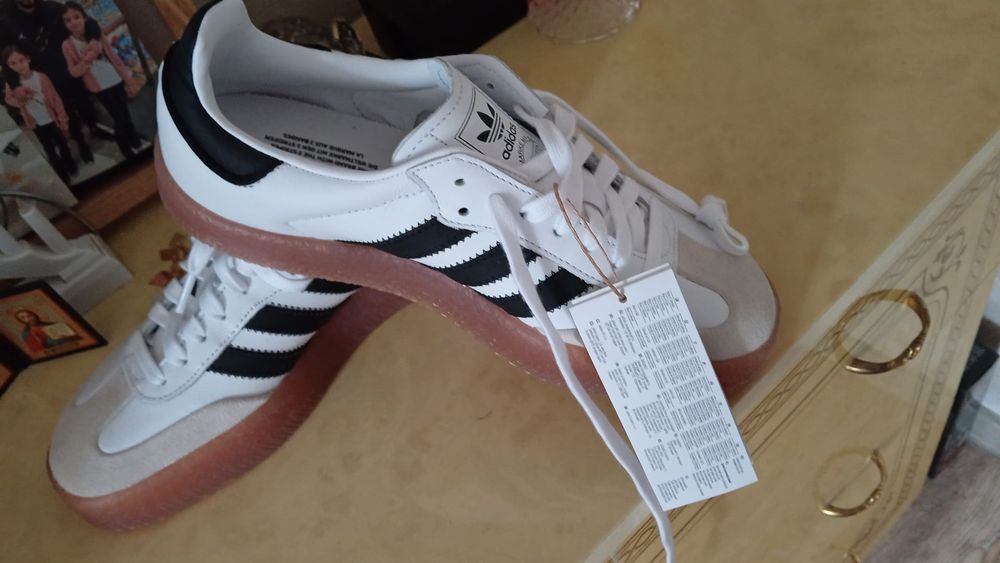 Adidași noi cu eticheta