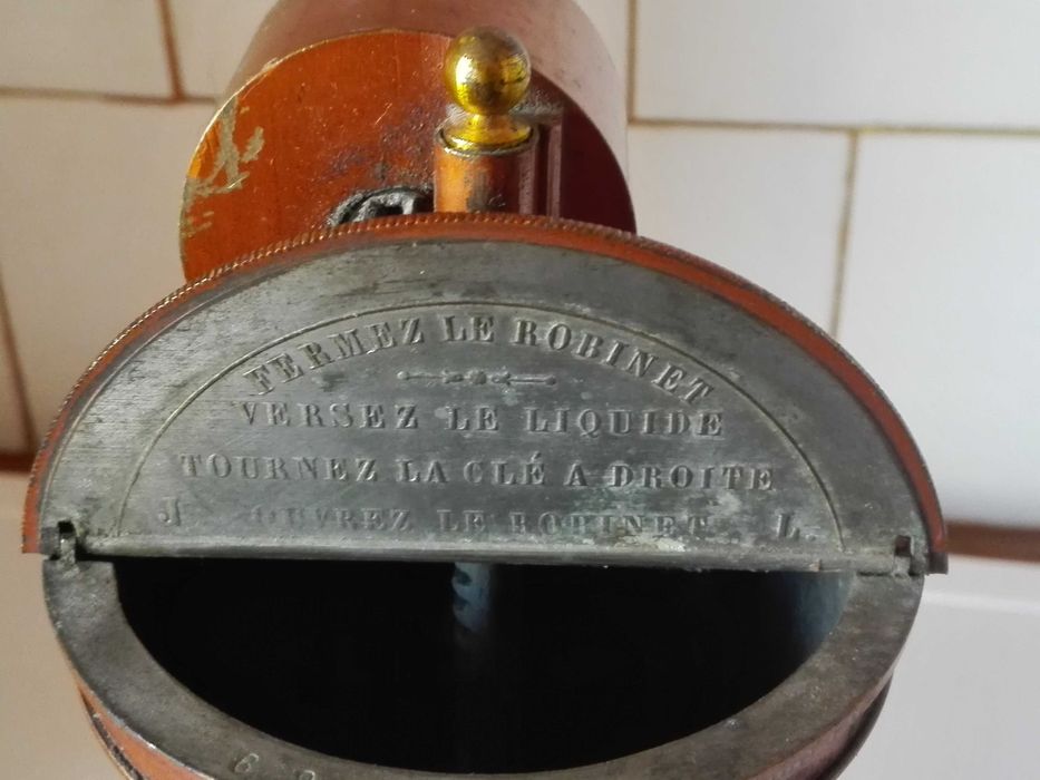 Стар медицински уред  и микровълнова фурна АЛЯСКА  .