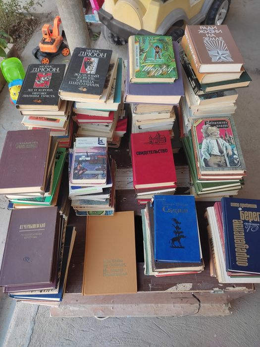 Книги всё по 300тг.