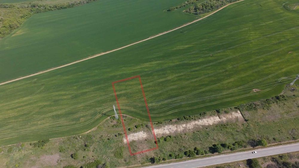 Парцел на главен път София - Варна