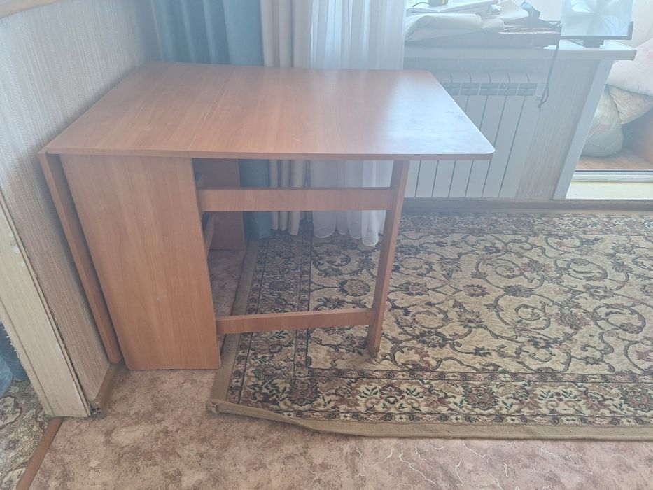 Продаю шкаф, стол и стульев