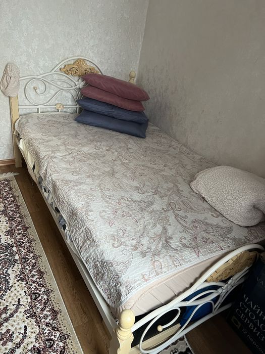 Кровать с матрасом