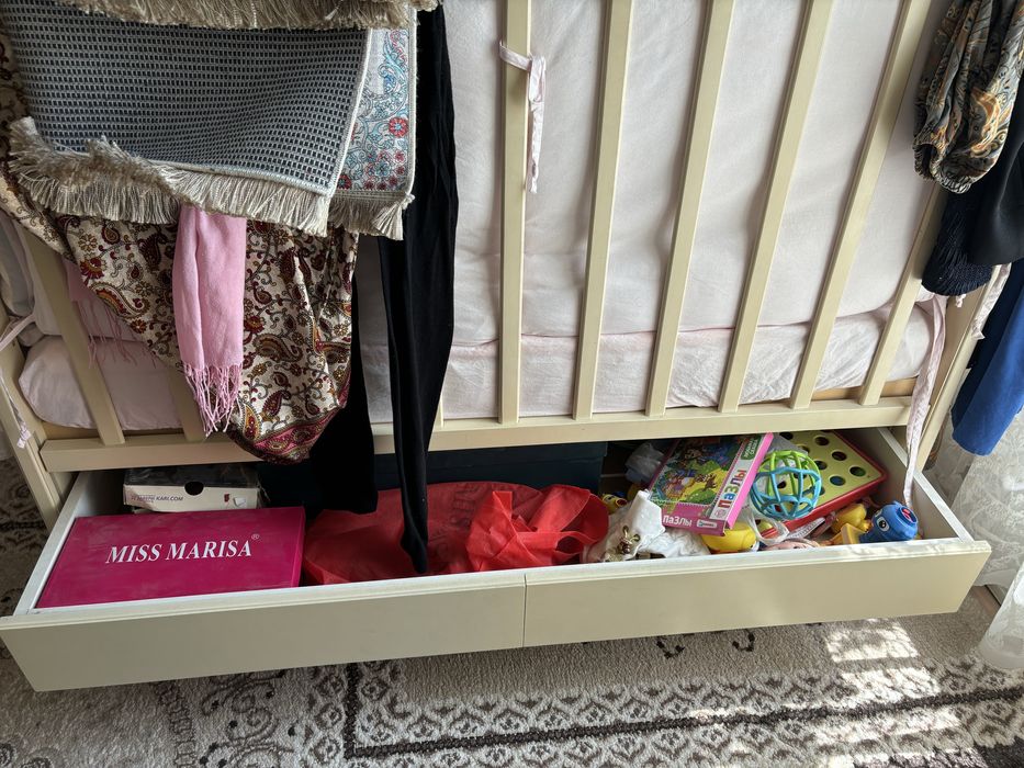 Детская кроватка и стул