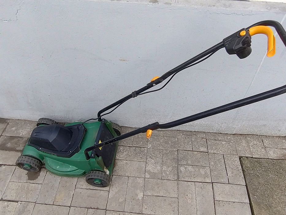 Mașină electrică de tuns gazonul