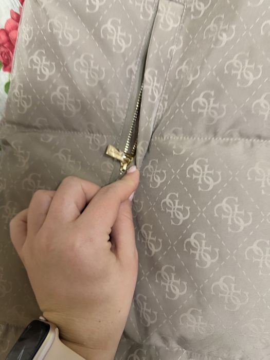 Vând geaca noua lunga Guess,