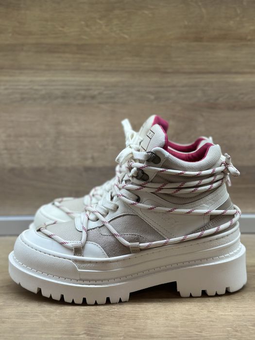 Продават се  женски зимни боти Tommy Jeans в размер 38 EU *НОВИ*