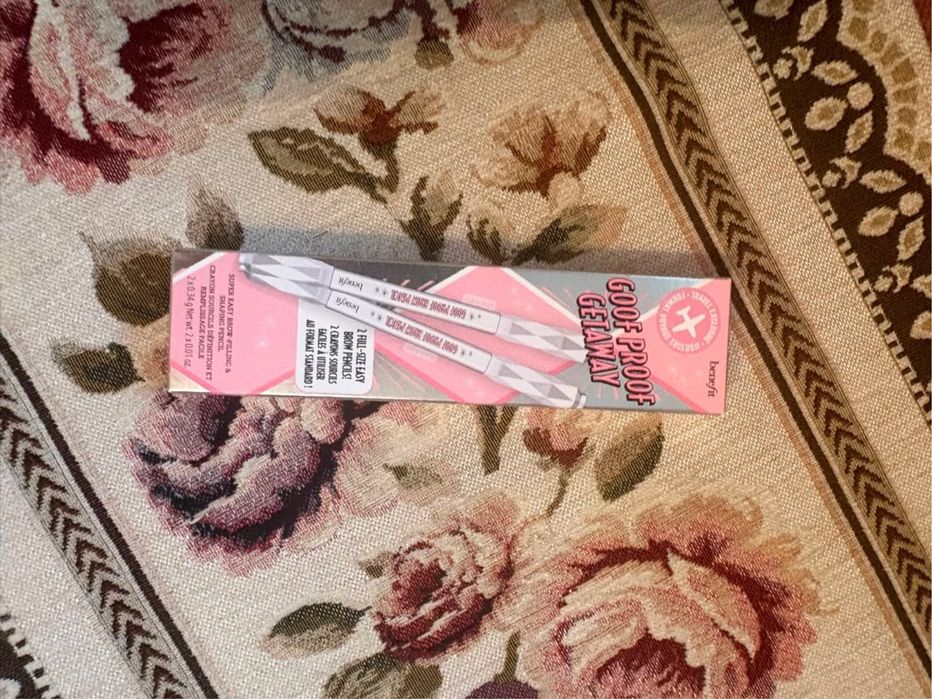 Benefit creion de sprancene nuanta 3.