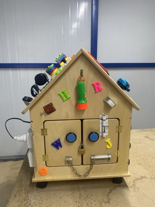 Бизиборд Домик из фанеры