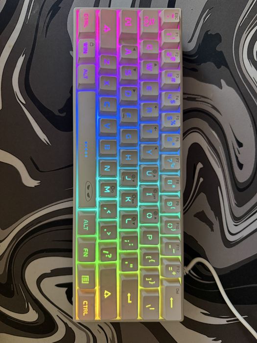 RGB 60% бяла клавиатура