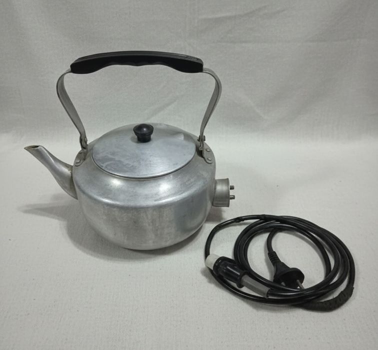 Чайник электрический советский в отличном состоянии