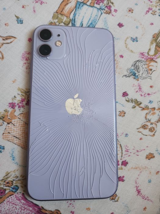 Iphone 11 original liber de rețea, display-ul și spatele crepat, nu are parole, sau icolud