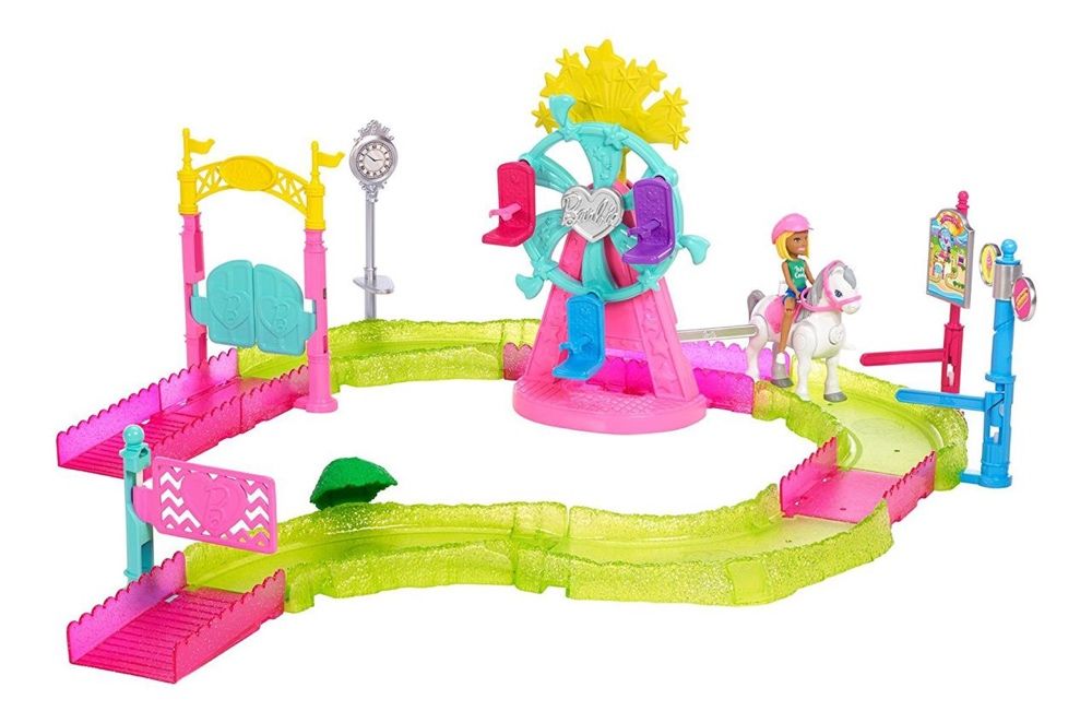 Четыре набора Барби в движении