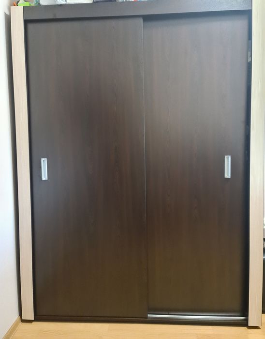 Двукрилен гардероб