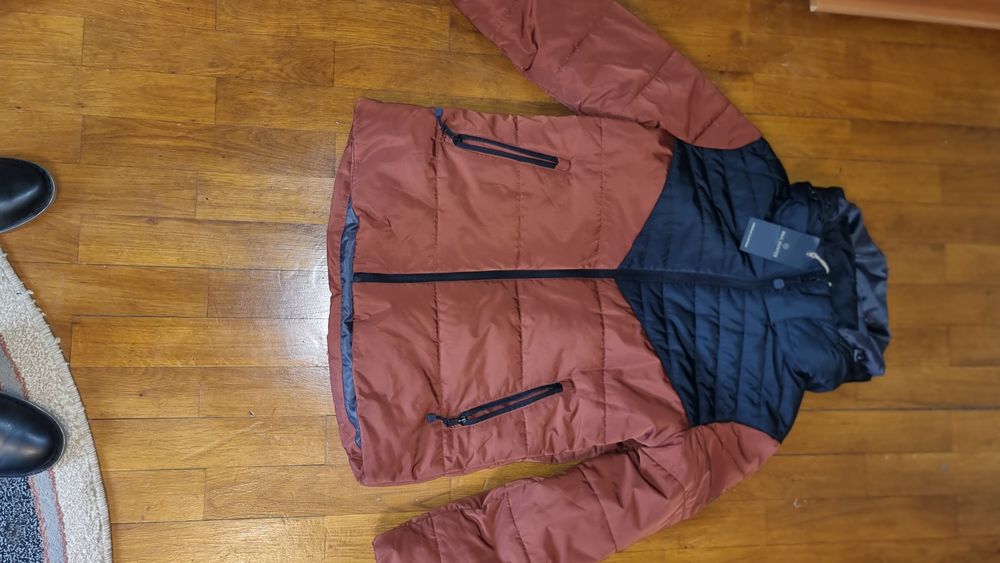 Geaca de poliamidă căptușită pentru iarnă.