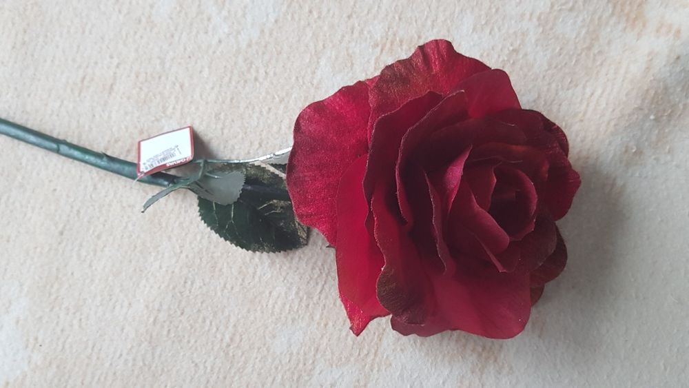 Trandafir uriaș artificial