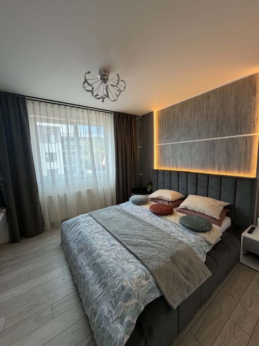 Apartament 3 camere ,decomandat , 78 metri pătrați,balcon 8 metri pătrați,curte privată