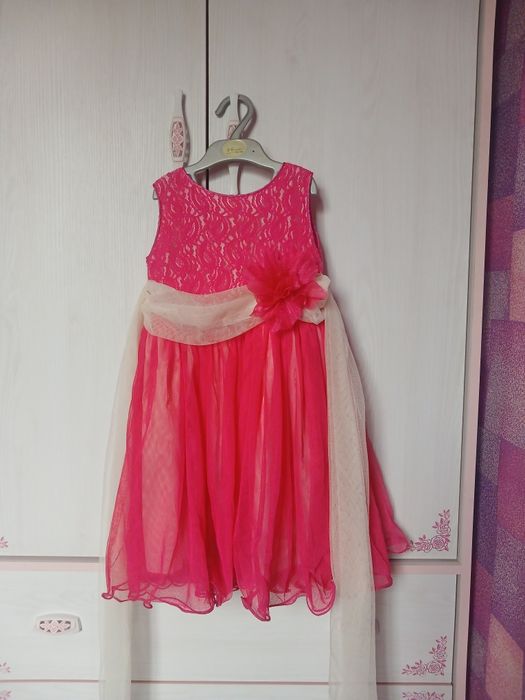 Продам платье на 3 года