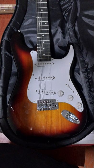 Gitara elektroni