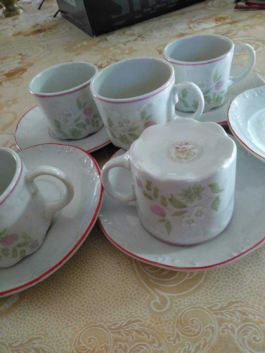 Чаши за кафе с чинии
