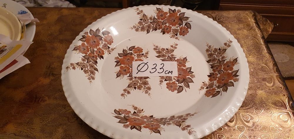 блюда разные, керамические, эмалированное.