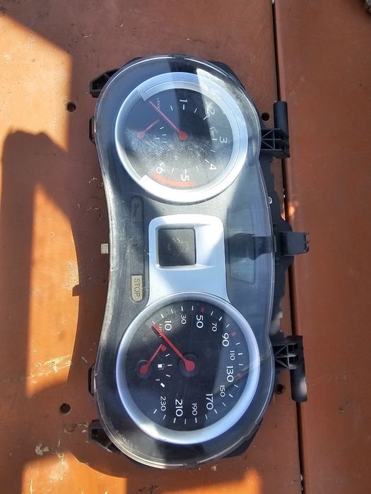 Ceasuri bord Renault Clio 3 cod 8200761861